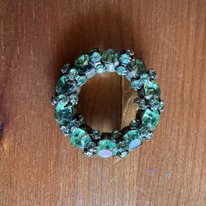 VTG Warner Brass Tone Emerald Green Rhinestone Circle Brooch/Pin 1.25" Diameter